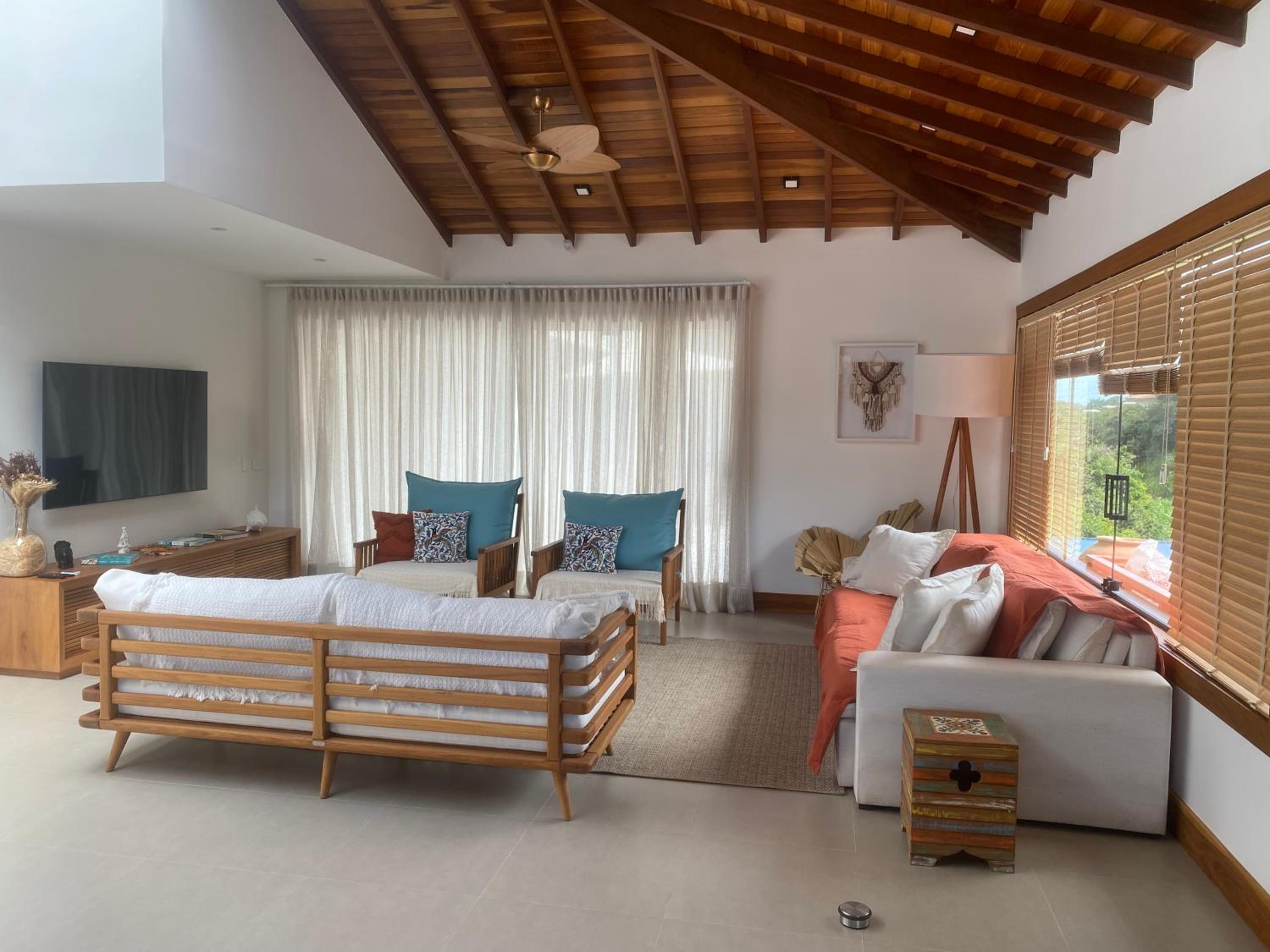 Casa alto padrão a 100 metros da praia brava