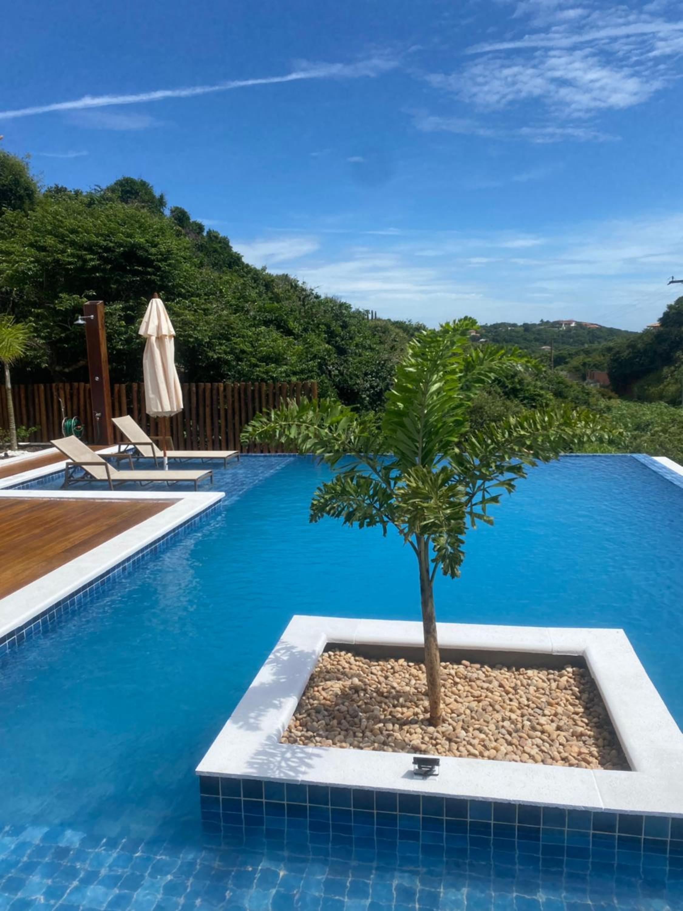Casa alto padrão a 100 metros da praia brava
