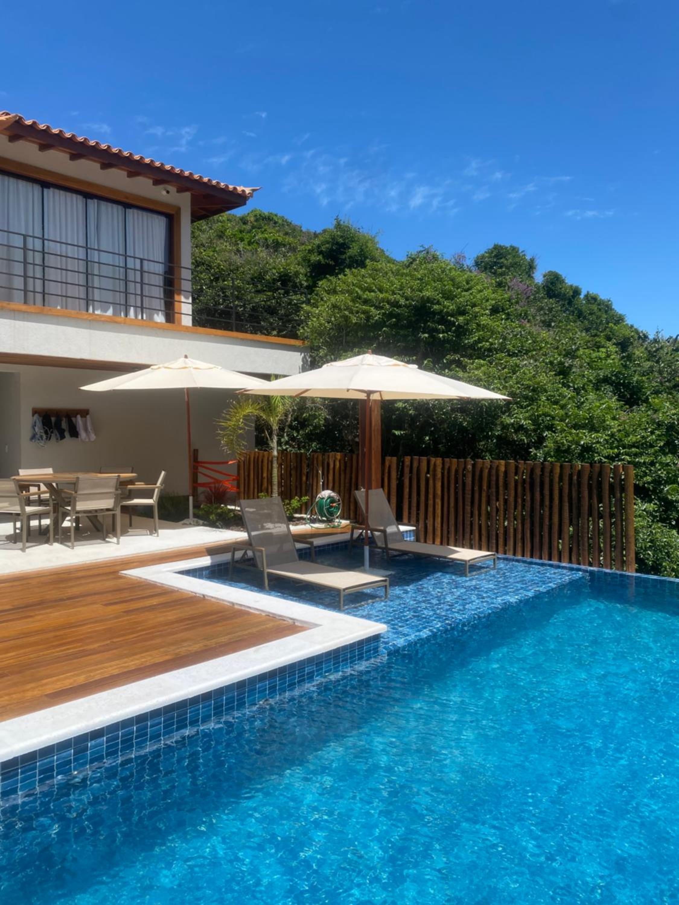 Casa alto padrão a 100 metros da praia brava