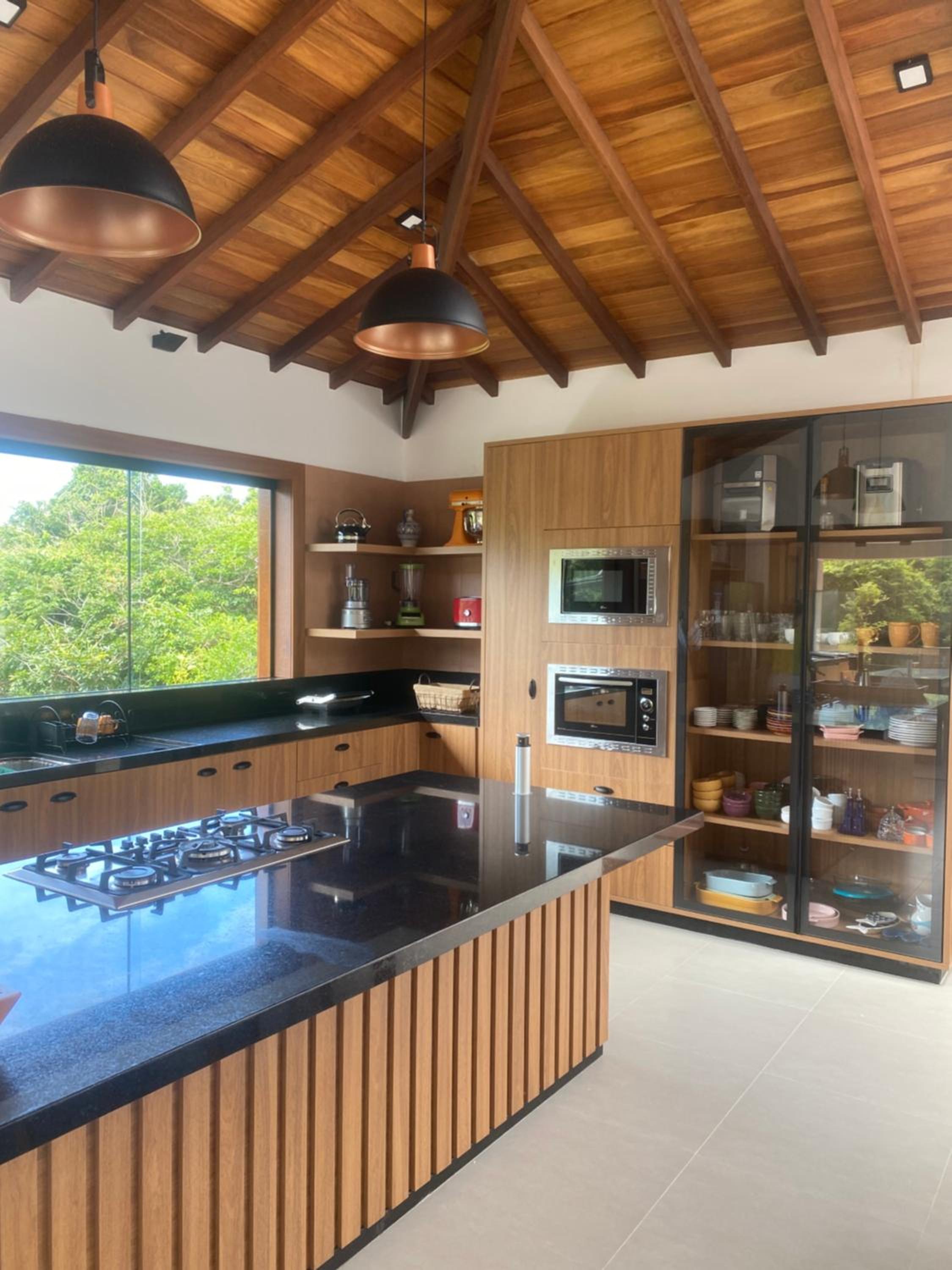 Casa alto padrão a 100 metros da praia brava