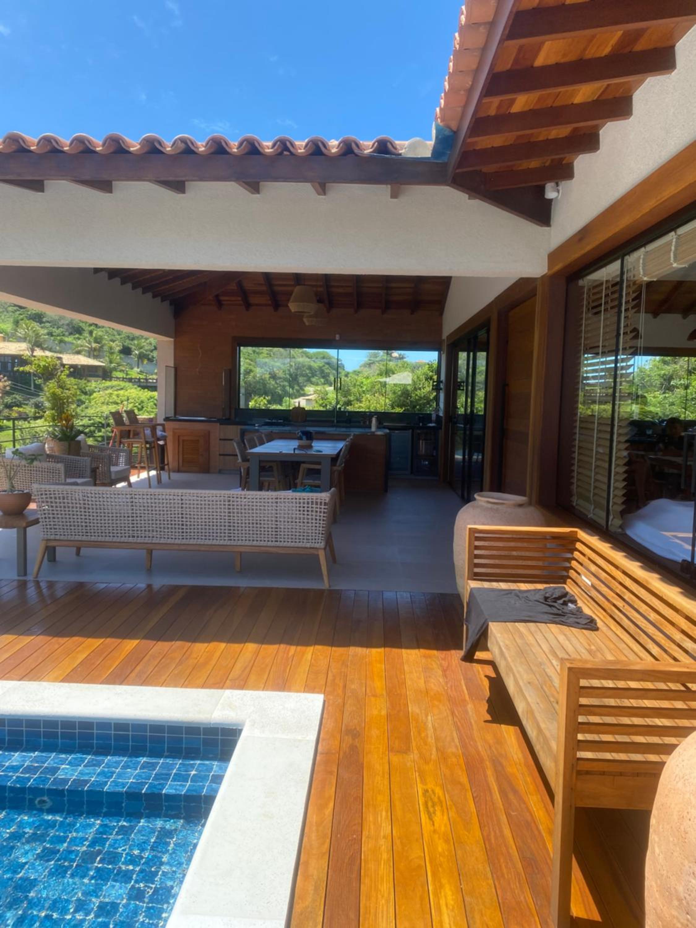 Casa alto padrão a 100 metros da praia brava