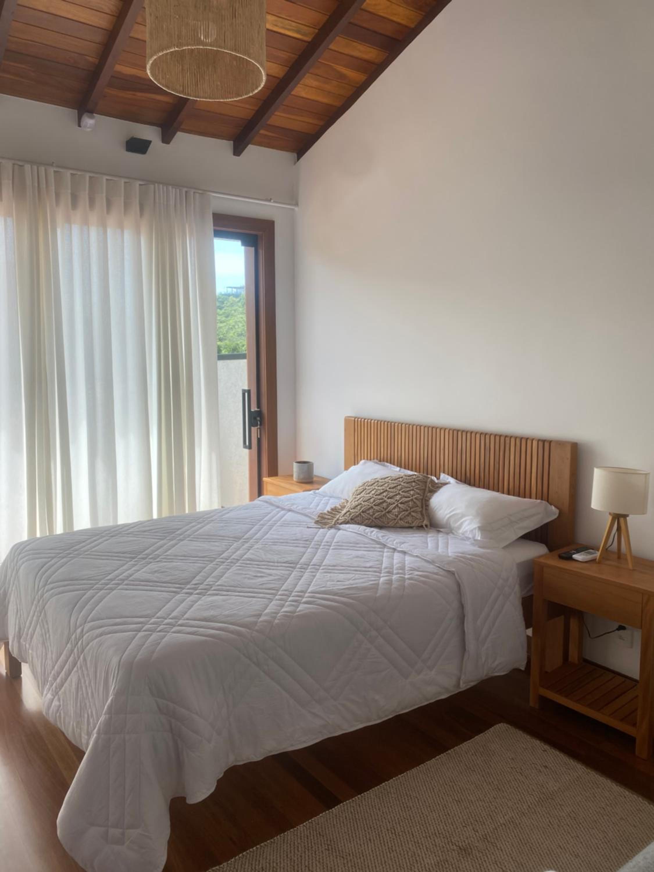 Casa alto padrão a 100 metros da praia brava