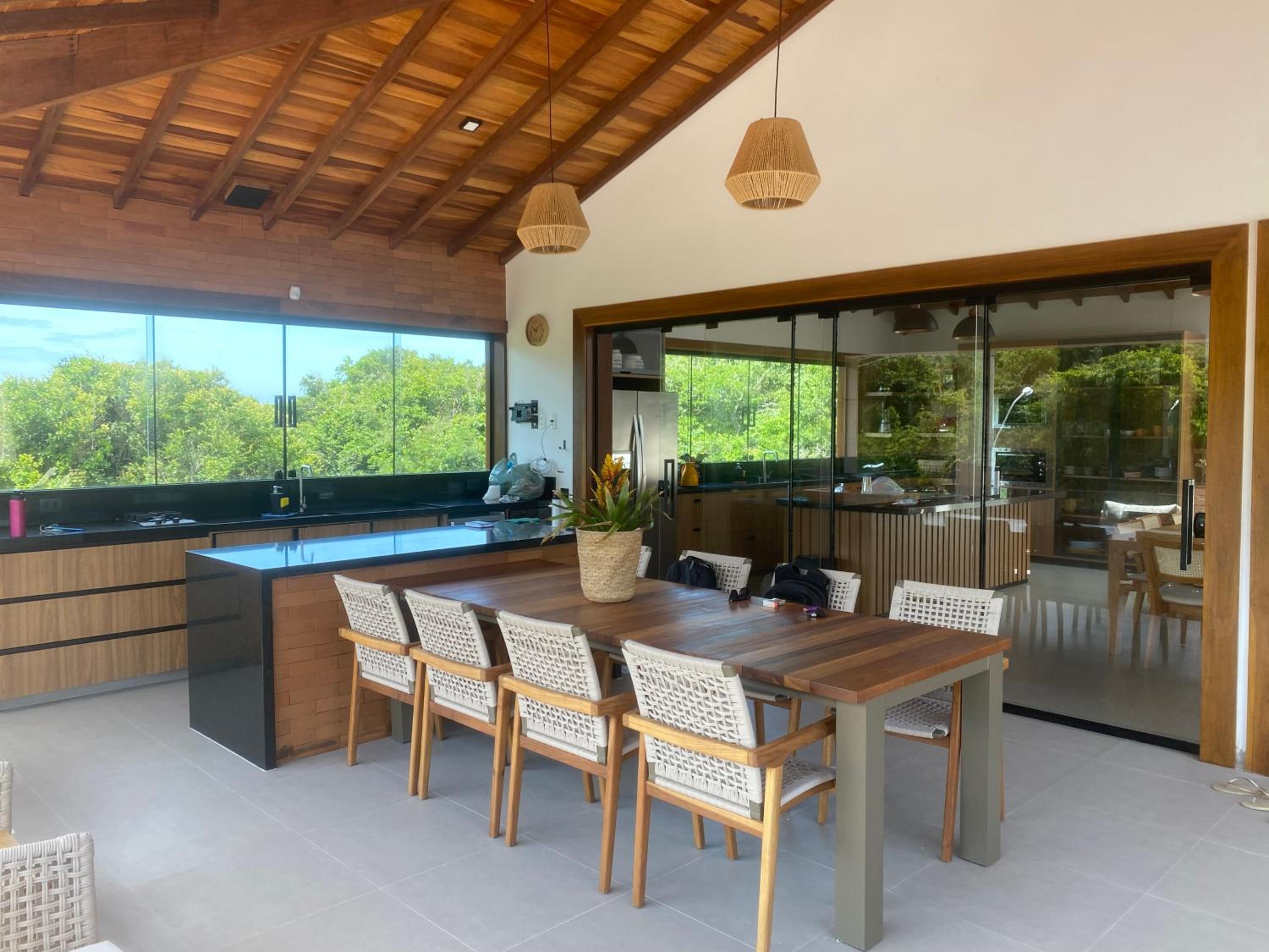 Casa alto padrão a 100 metros da praia brava