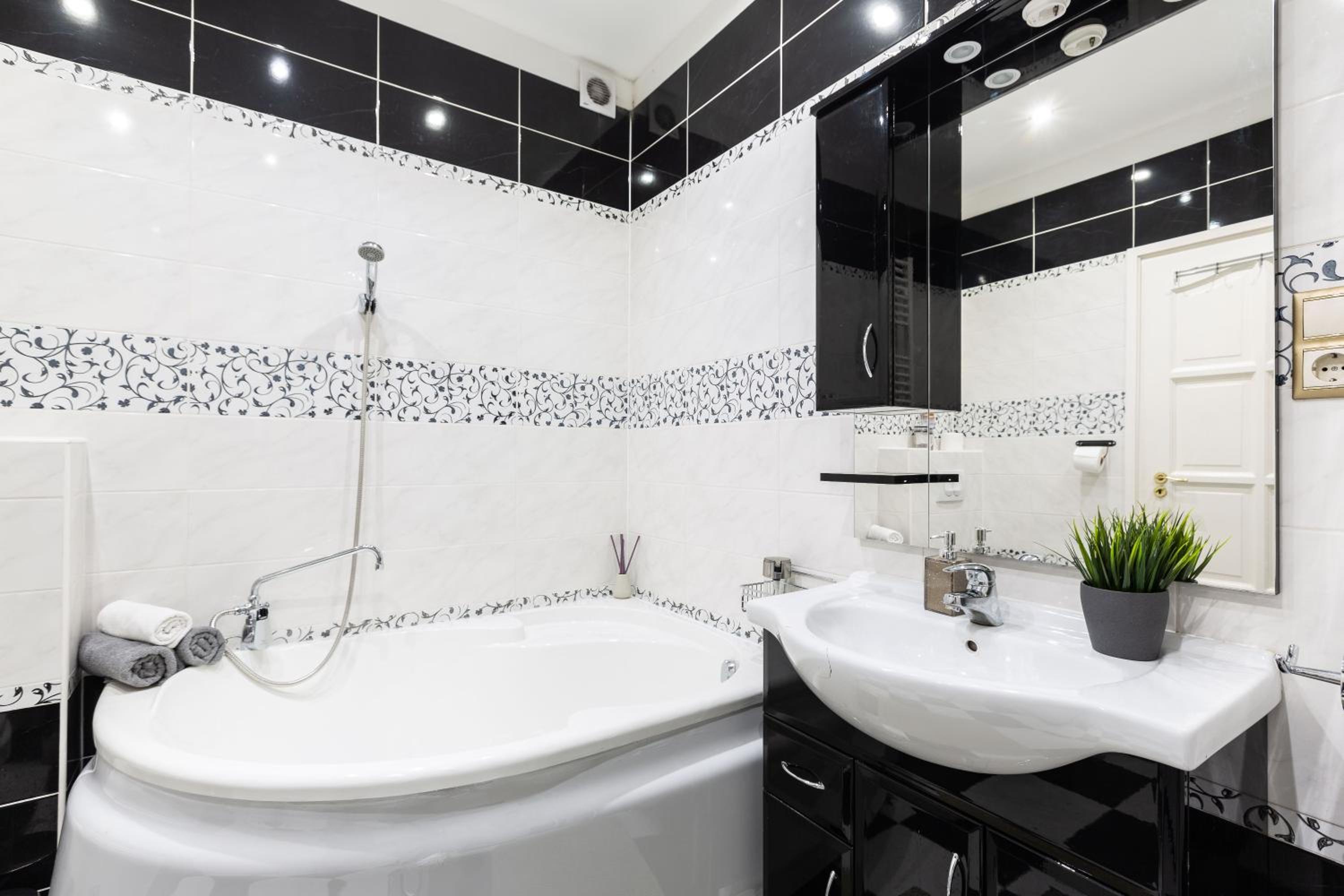 Luxury Downtown Home by Anna view 3