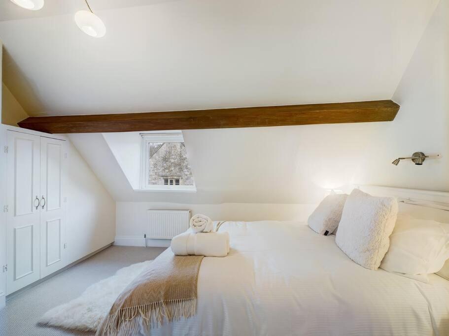 Romantic Cottage in the Cotswolds with Private Parking and WiFi view 4