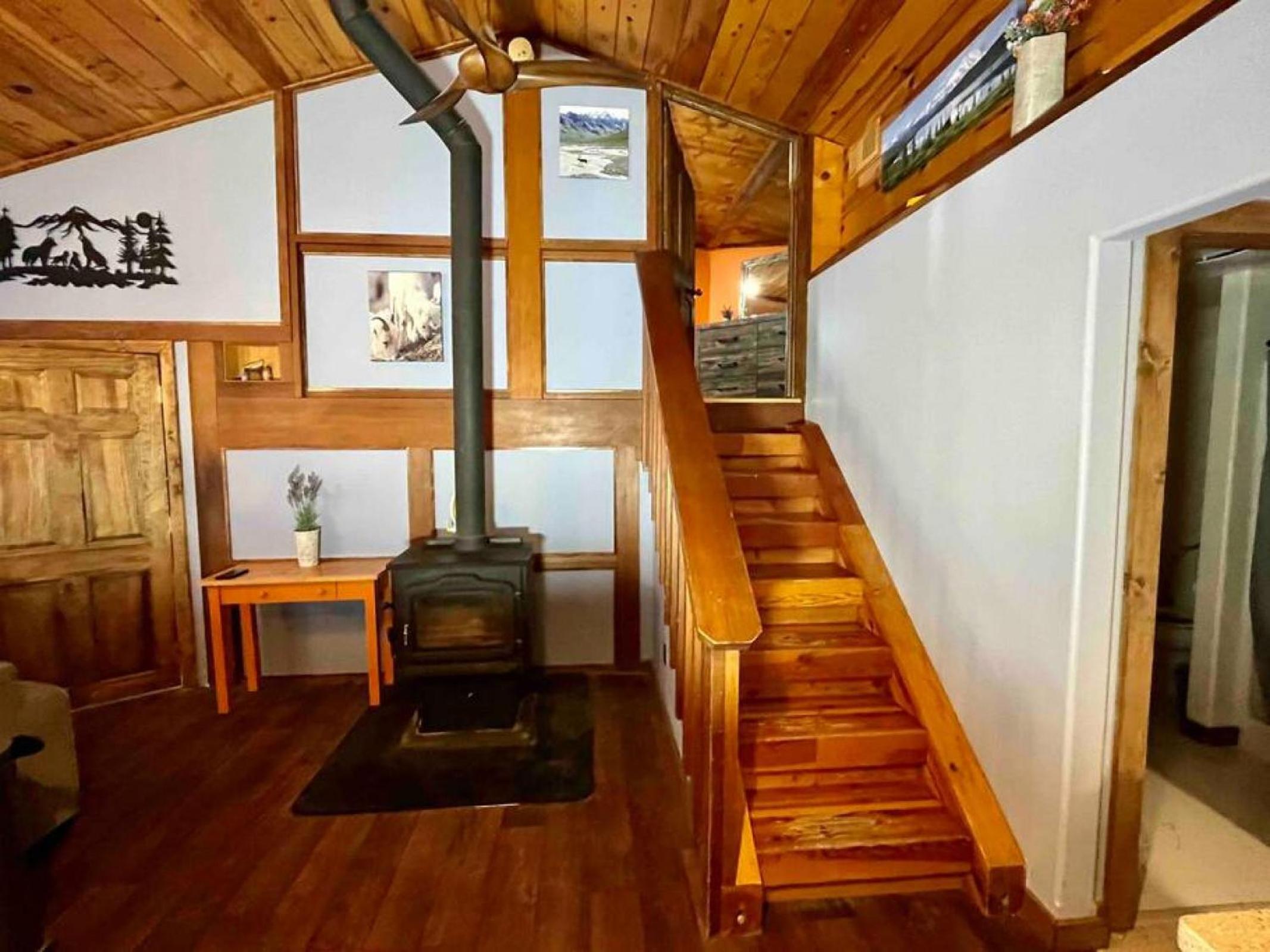 Denali Natl Park 3 Bedroom Home on 5 Acres, hiking and wildlife view 5