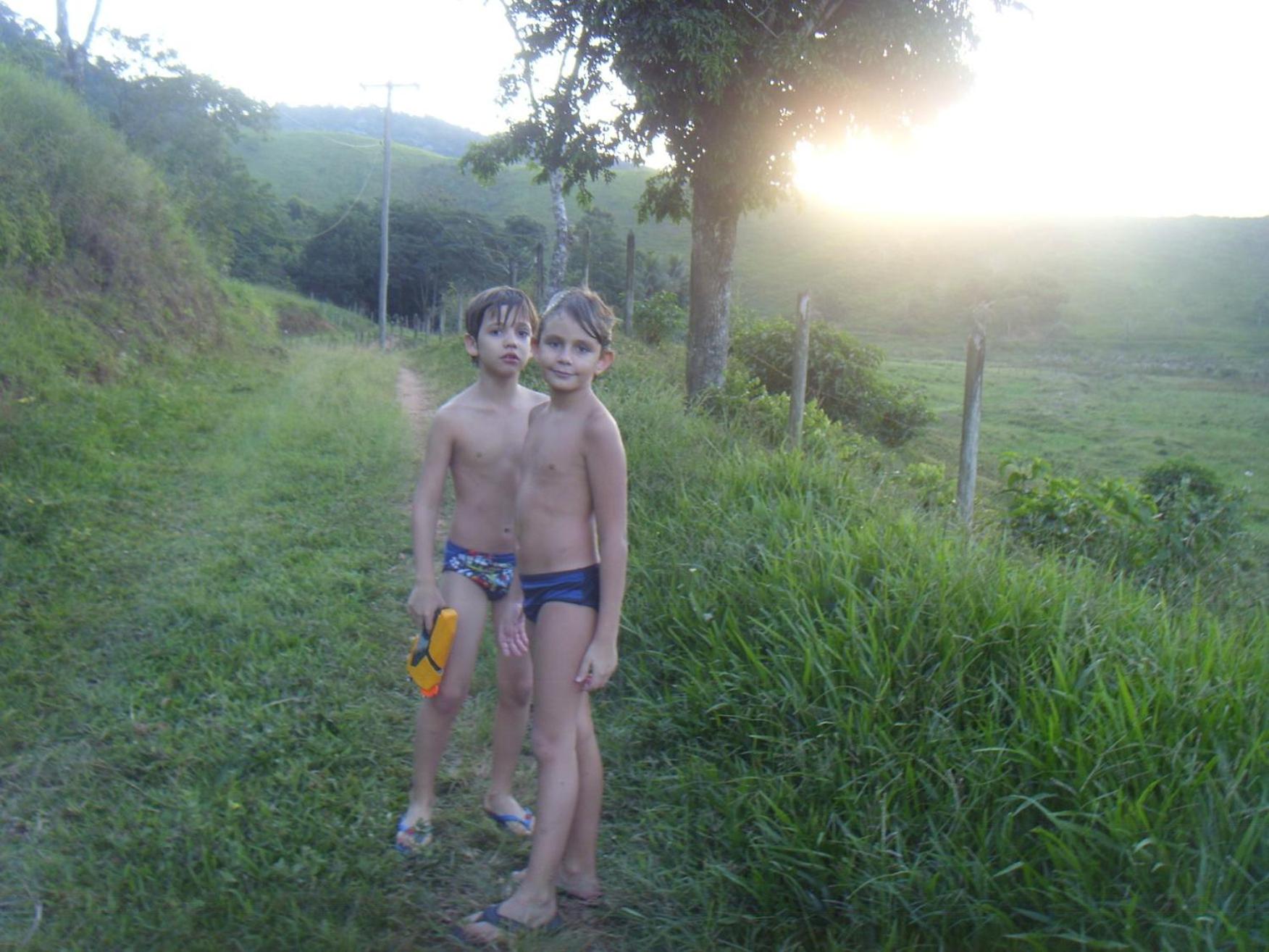 Sítio com piscina, na estrada de Aldeia Velha e rio a frente da porteira