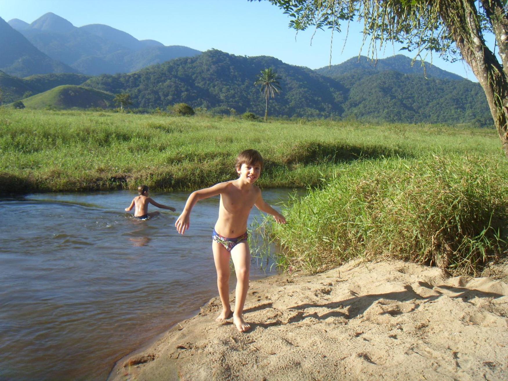 Sítio com piscina, na estrada de Aldeia Velha e rio a frente da porteira