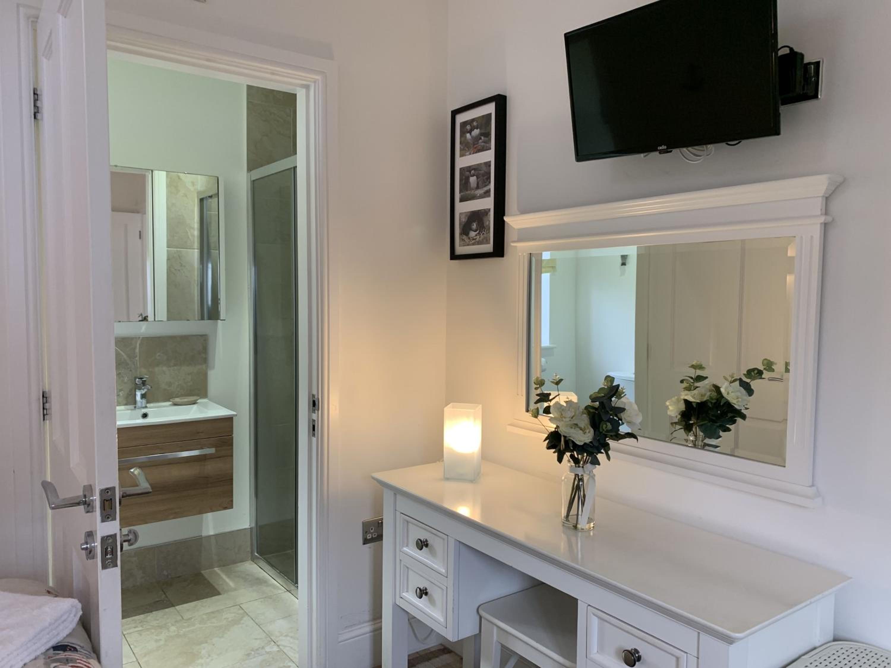 The Blue Anchor, The Bay, 2 bedrooms with ensuites, parking for 2 cars, 2 dogs welcome