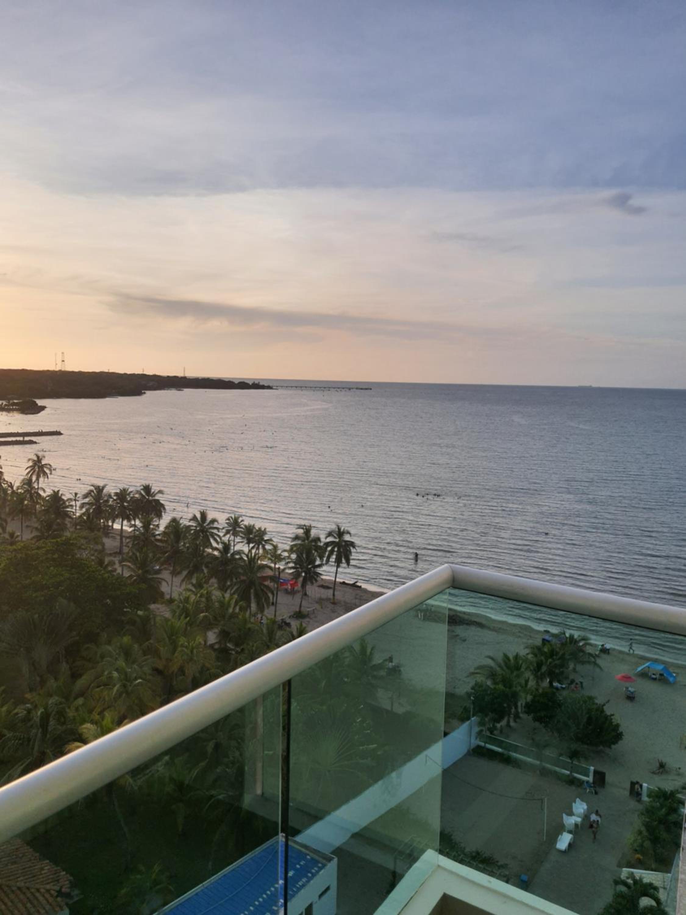Hermoso apartamento con piscina frente al mar - Primera Ensenada