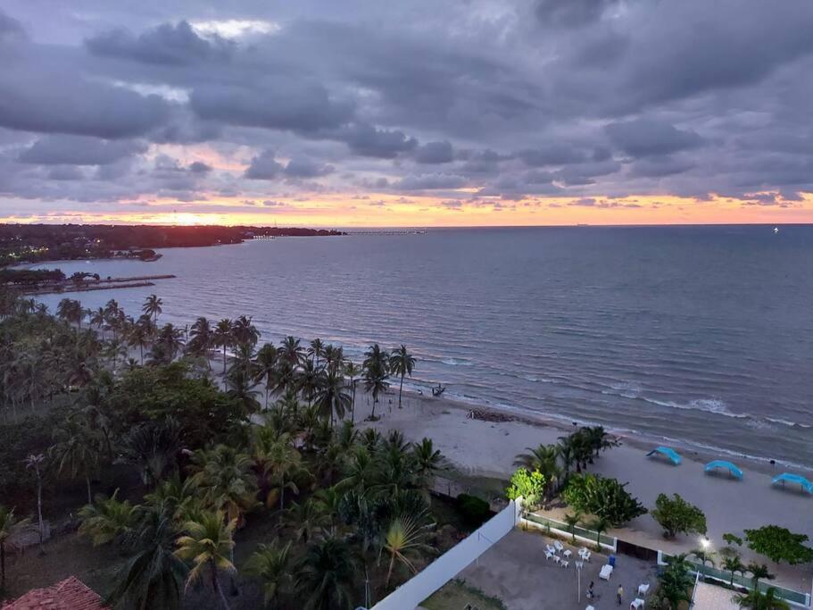 Hermoso apartamento con piscina frente al mar - Primera Ensenada