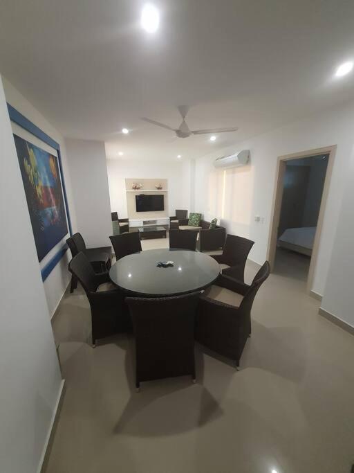 Hermoso apartamento con piscina frente al mar - Primera Ensenada