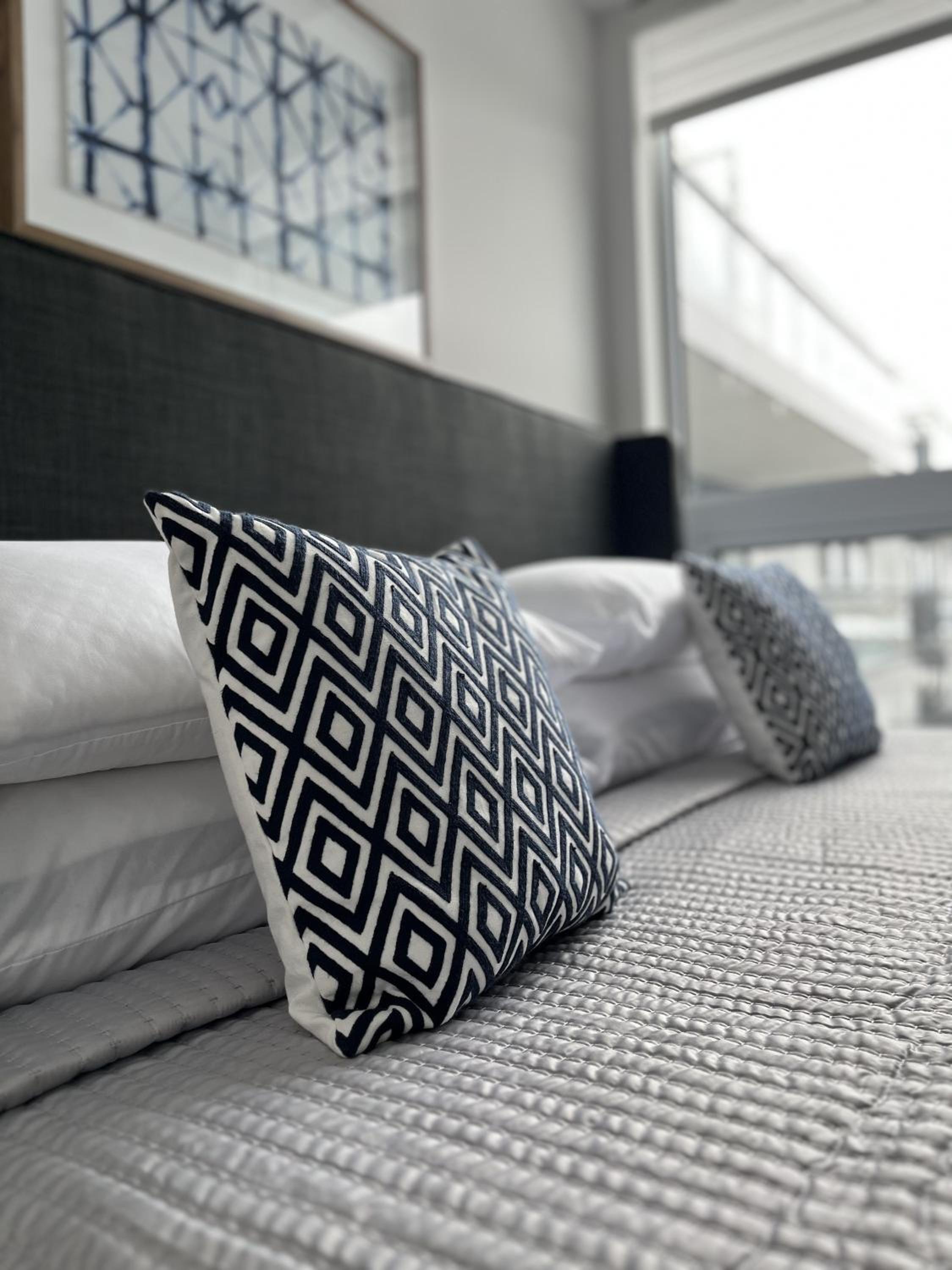 Stunning Stayz Luxury 2 King Suite at Friday Harbour Resort Marina Walk & Parking