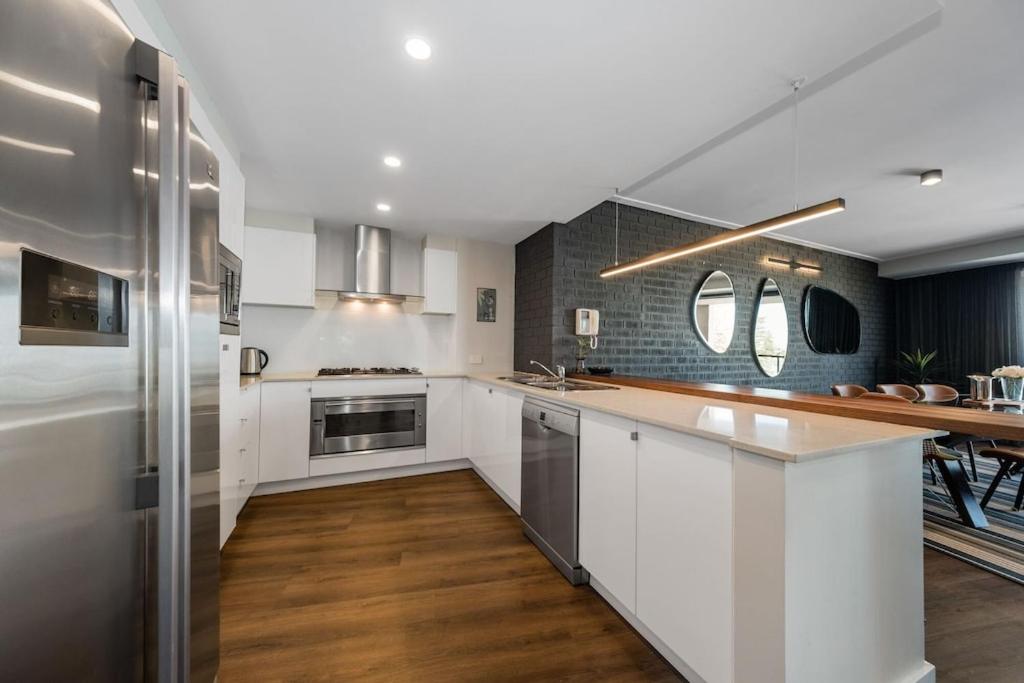 Ocean View Spacious Luxury 3 Bedroom, Pool, Central, Walk everywhere 6PM CHECKOUT