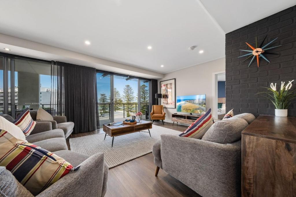 Ocean View Spacious Luxury 3 Bedroom, Pool, Central, Walk everywhere 6PM CHECKOUT