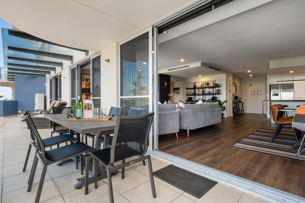 Ocean View Spacious Luxury 3 Bedroom, Pool, Central, Walk everywhere 6PM CHECKOUT