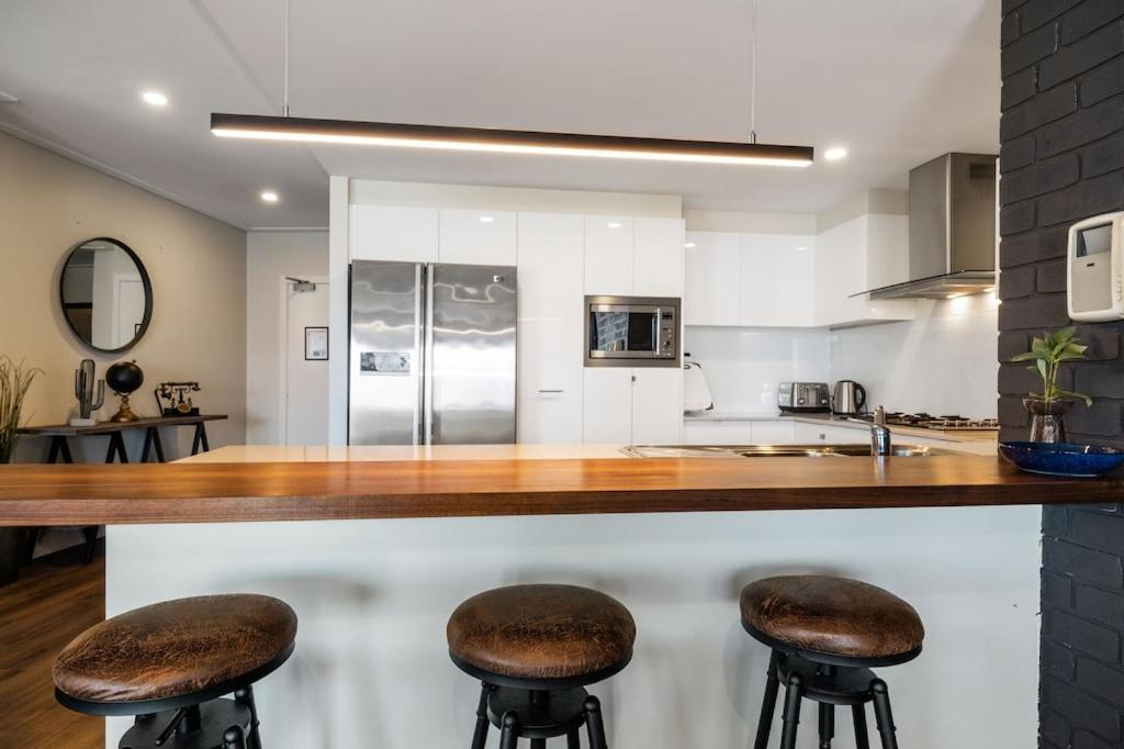 Ocean View Spacious Luxury 3 Bedroom, Pool, Central, Walk everywhere 6PM CHECKOUT