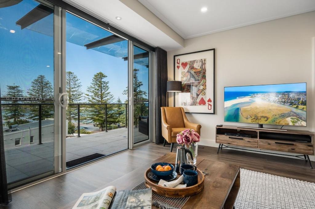 Ocean View Spacious Luxury 3 Bedroom, Pool, Central, Walk everywhere 6PM CHECKOUT