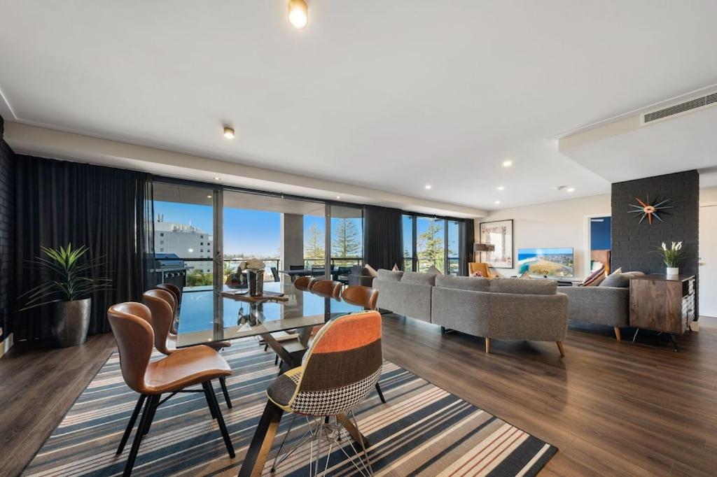 Ocean View Spacious Luxury 3 Bedroom, Pool, Central, Walk everywhere 6PM CHECKOUT