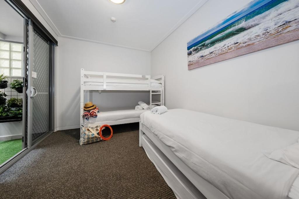 Ocean View Spacious Luxury 3 Bedroom, Pool, Central, Walk everywhere 6PM CHECKOUT