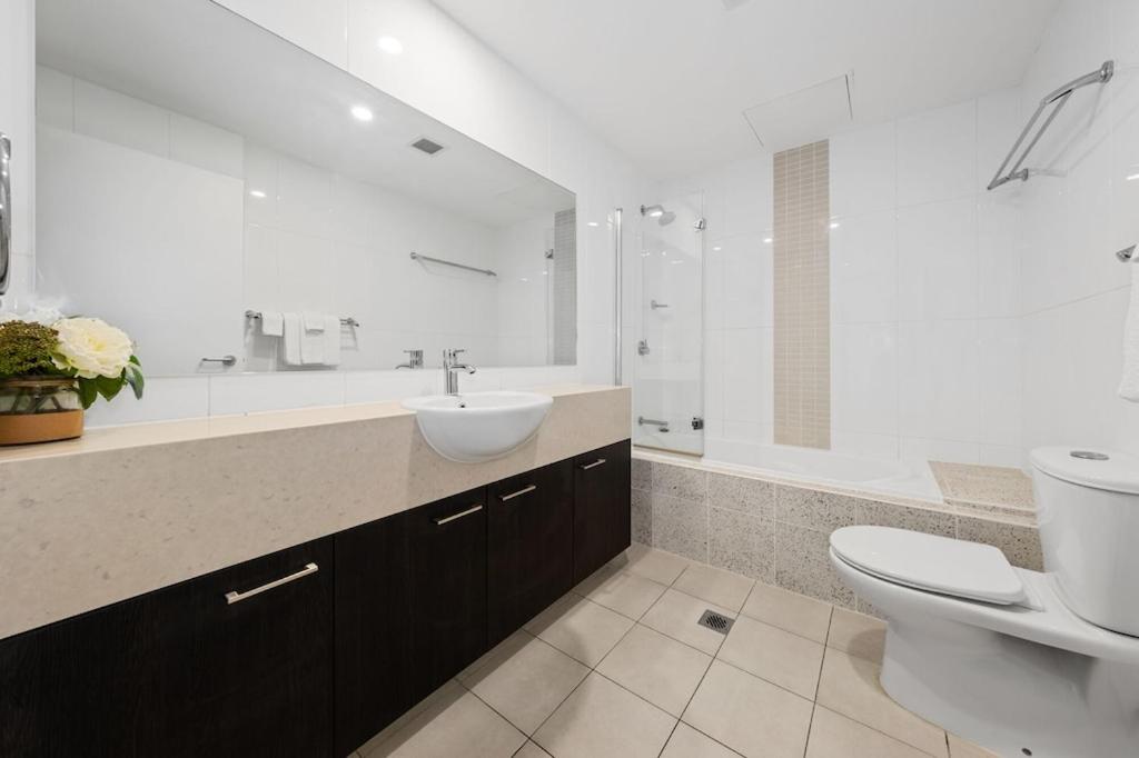 Ocean View Spacious Luxury 3 Bedroom, Pool, Central, Walk everywhere 6PM CHECKOUT