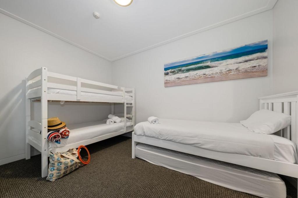Ocean View Spacious Luxury 3 Bedroom, Pool, Central, Walk everywhere 6PM CHECKOUT