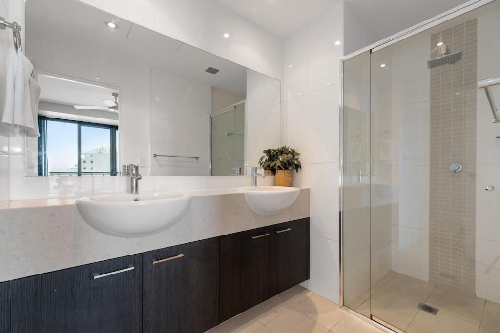 Ocean View Spacious Luxury 3 Bedroom, Pool, Central, Walk everywhere 6PM CHECKOUT