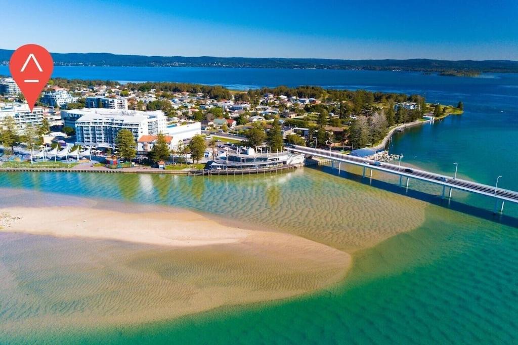 Ocean View Spacious Luxury 3 Bedroom, Pool, Central, Walk everywhere 6PM CHECKOUT