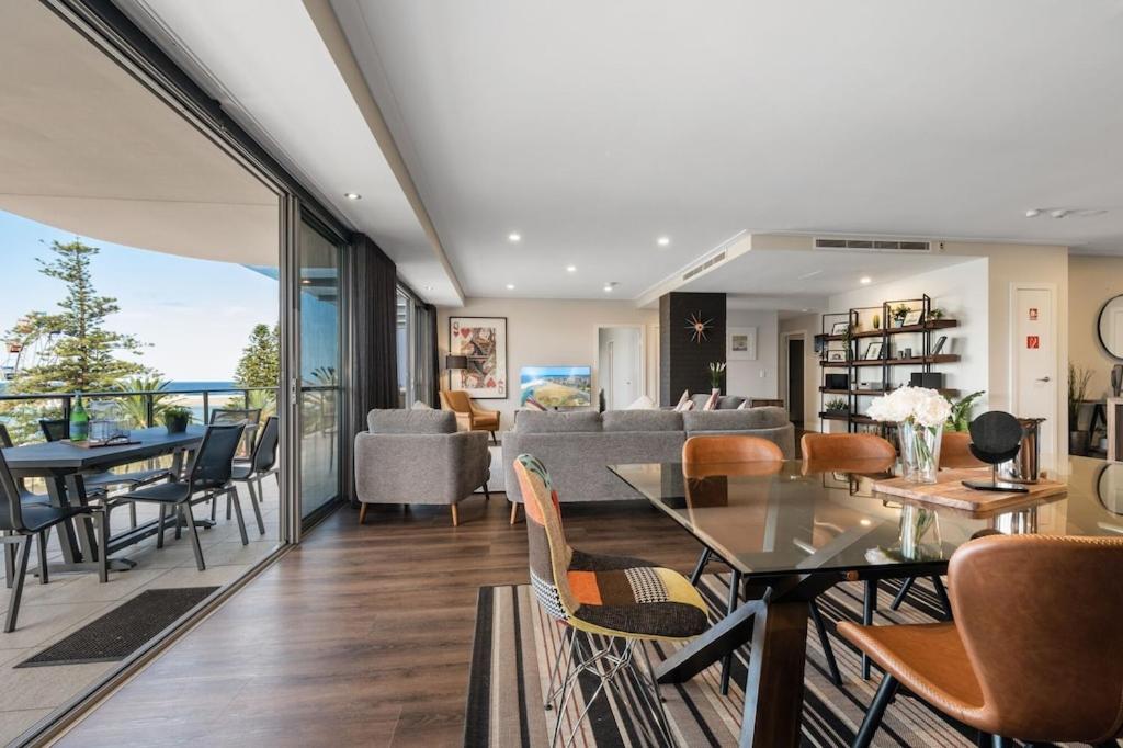 Ocean View Spacious Luxury 3 Bedroom, Pool, Central, Walk everywhere 6PM CHECKOUT