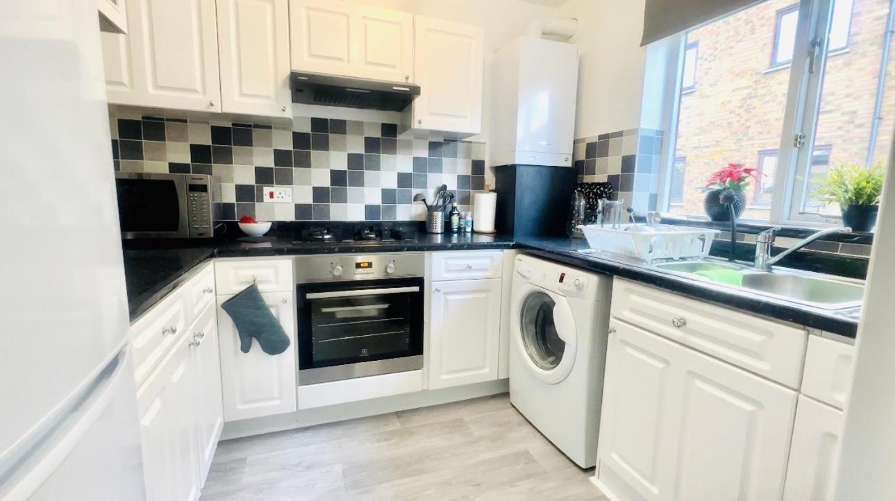 Amazing Location - City of London- 2 Bedroom Stunning Canal View House With Private Garden,Parking & Balcony