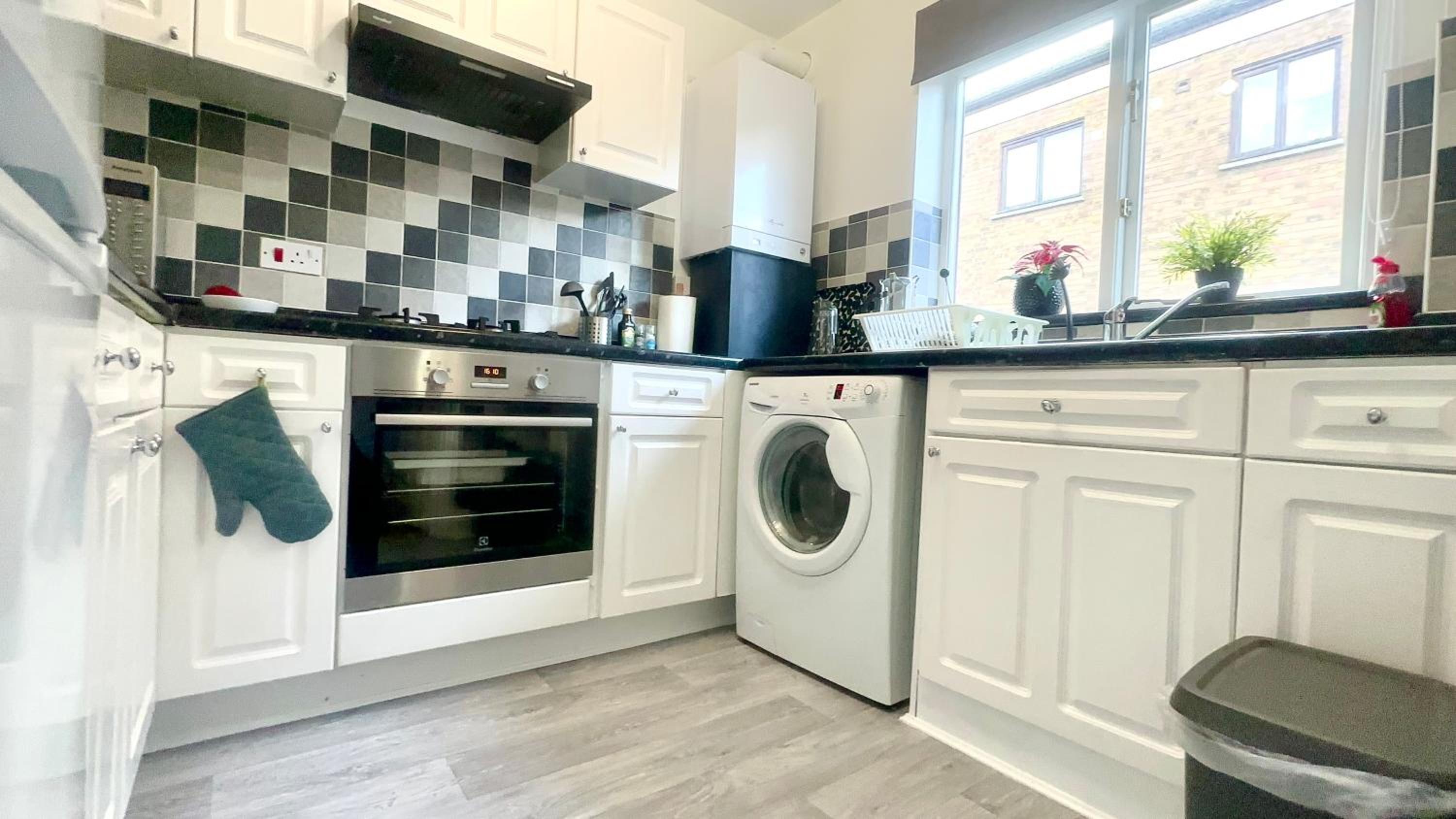 Amazing Location - City of London- 2 Bedroom Stunning Canal View House With Private Garden,Parking & Balcony