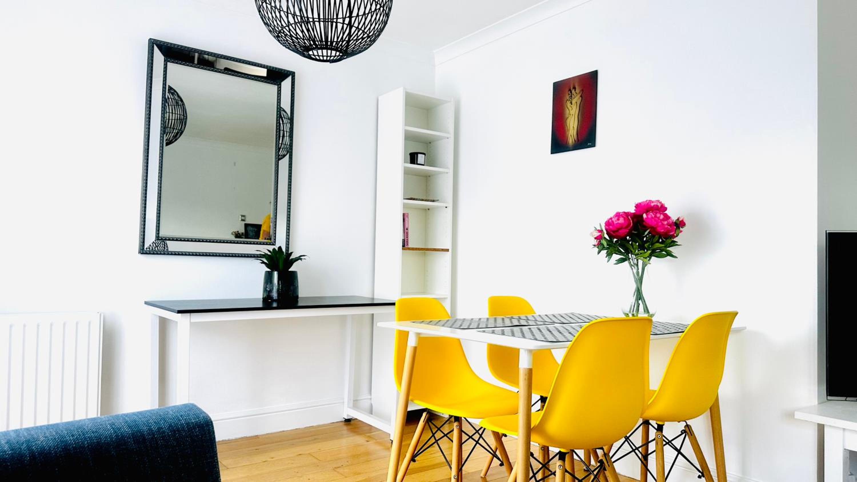 Amazing Location - City of London- 2 Bedroom Stunning Canal View House With Private Garden,Parking & Balcony