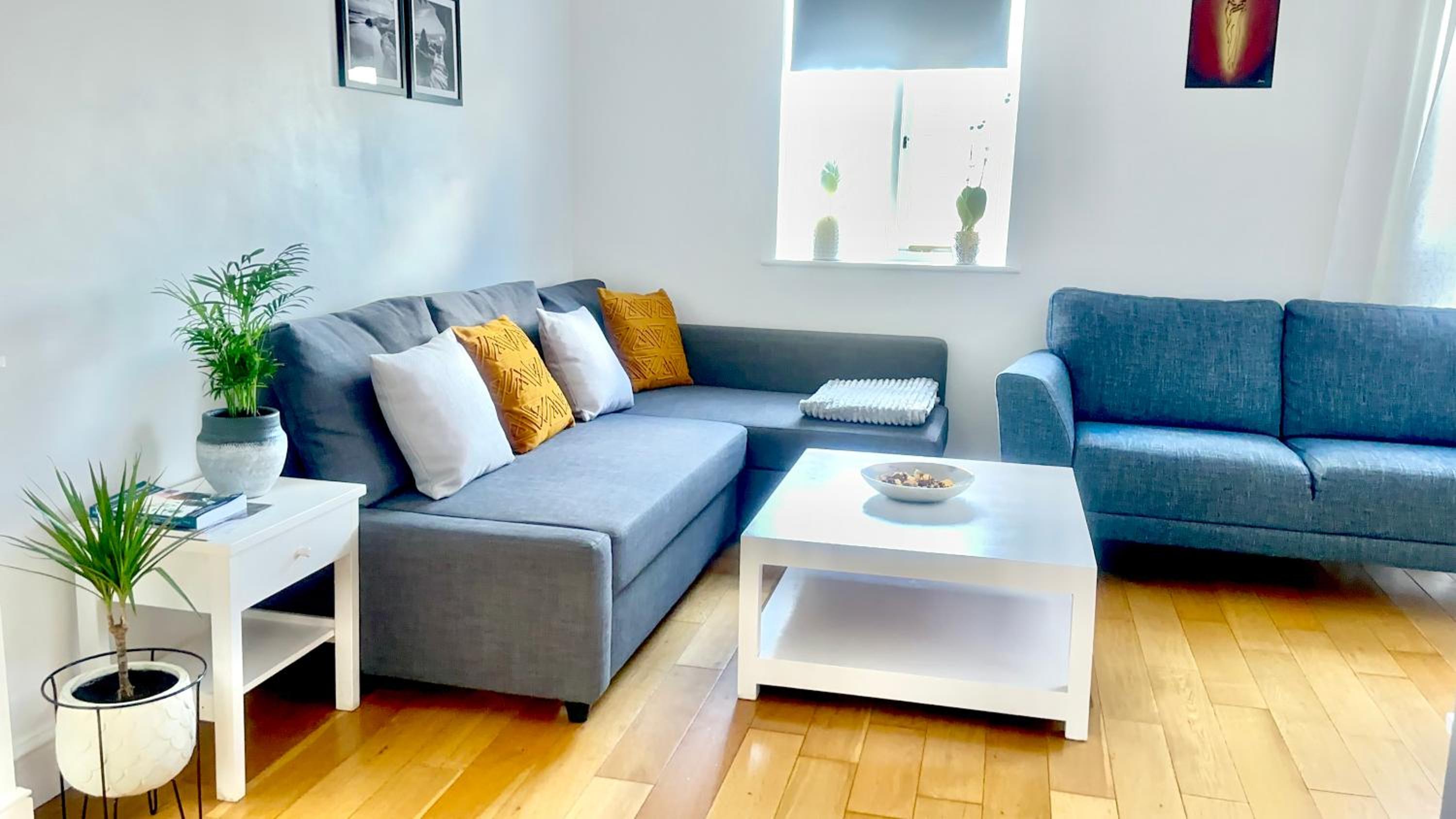 Amazing Location - City of London- 2 Bedroom Stunning Canal View House With Private Garden,Parking & Balcony