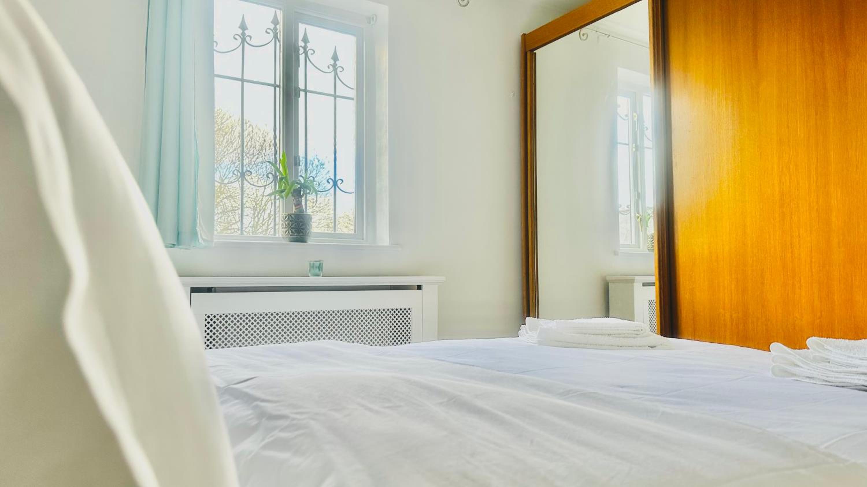 Amazing Location - City of London- 2 Bedroom Stunning Canal View House With Private Garden,Parking & Balcony