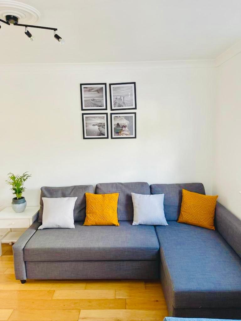 Amazing Location - City of London- 2 Bedroom Stunning Canal View House With Private Garden,Parking & Balcony