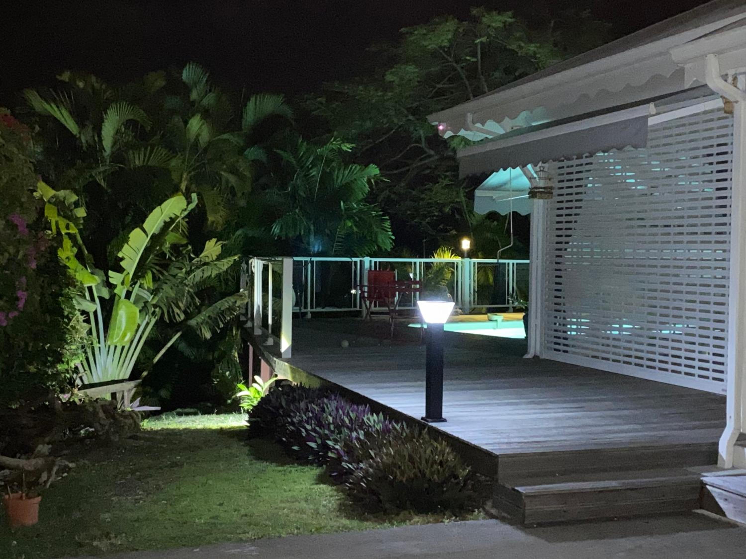 VILLA STE MARTHE avec piscine, grande terrasse, jardin intime et citerne d'eau