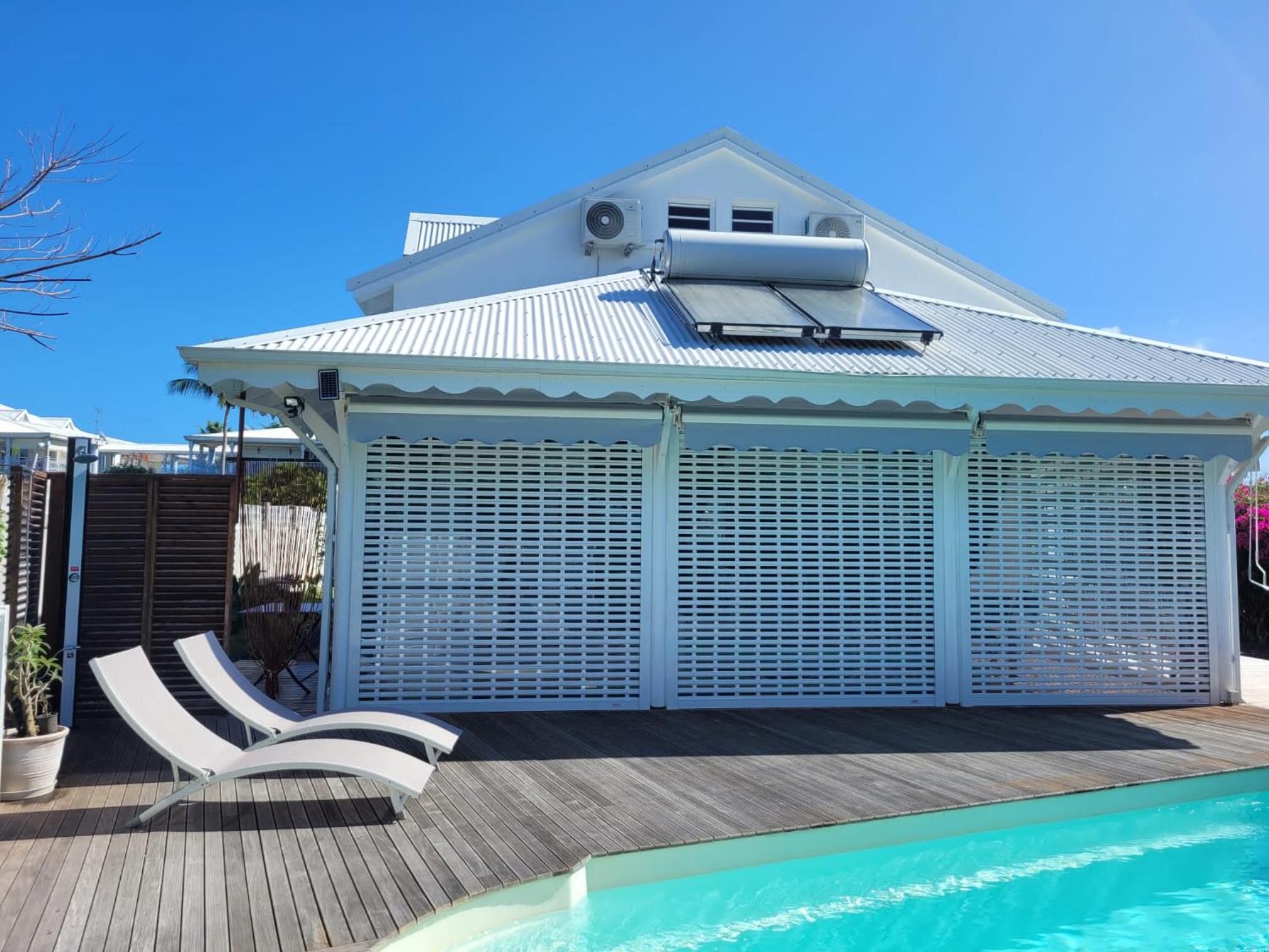 VILLA STE MARTHE avec piscine, grande terrasse, jardin intime et citerne d'eau