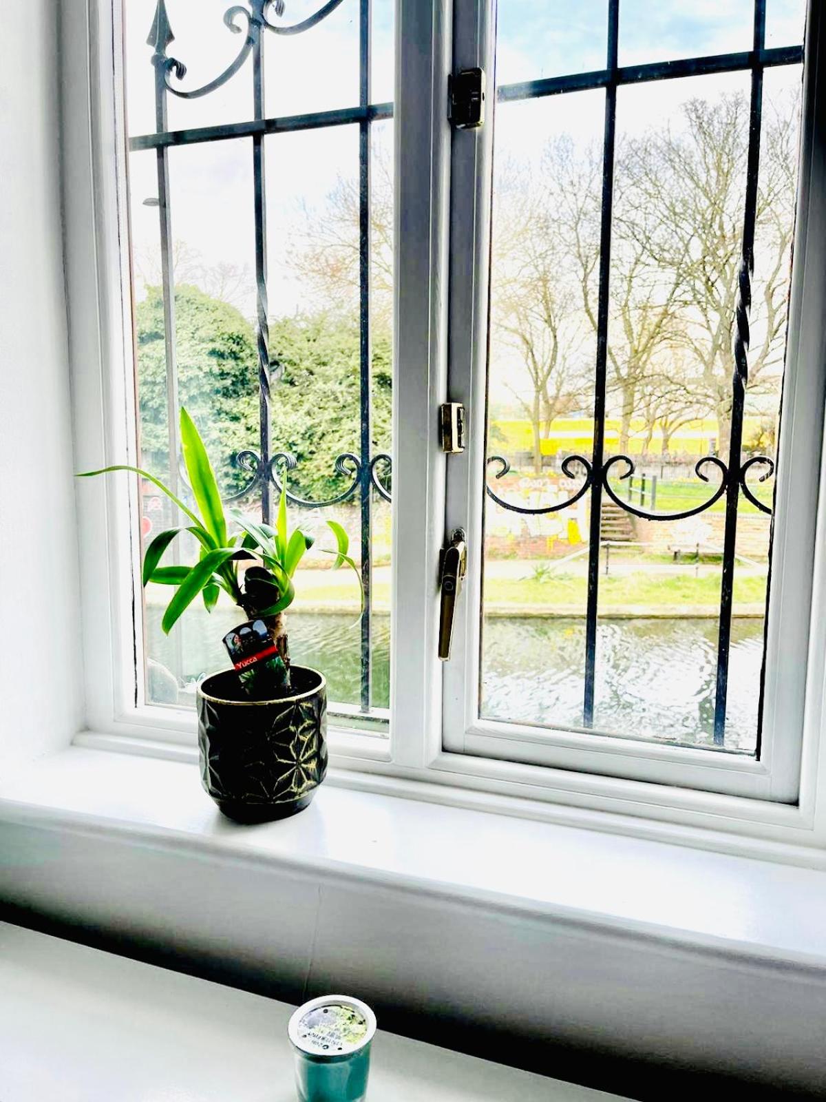 Amazing Location - City of London- 2 Bedroom Stunning Canal View House With Private Garden,Parking & Balcony