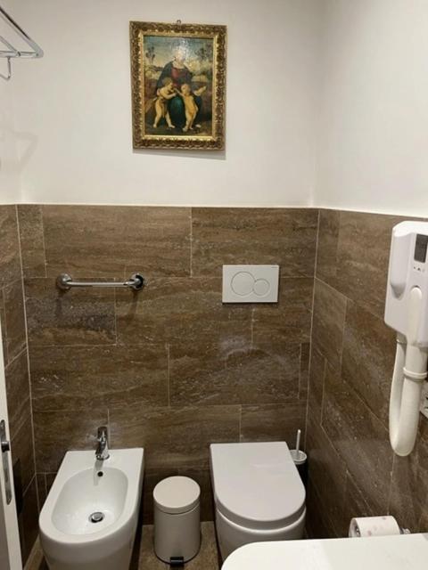 MICHELANGELO SUITE TERMINI STATION camere con vista sulle Terme di Diocleziano e sul Chiostro di Michelangelo