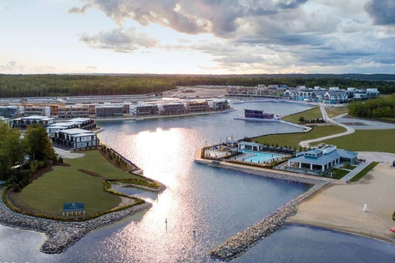 Stunning Stayz Luxury 2 King Suite at Friday Harbour Resort Marina Walk & Parking