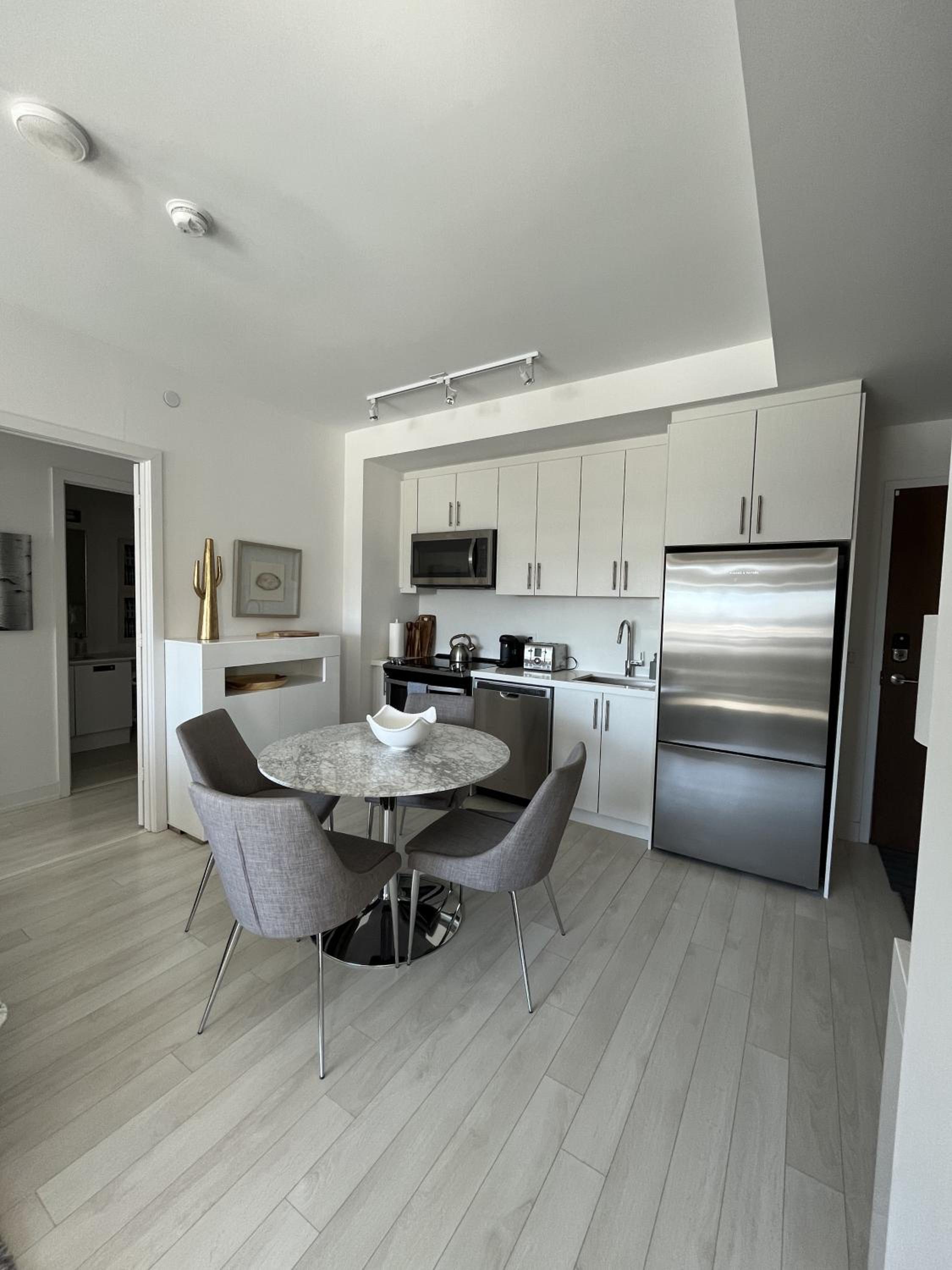 Stunning Stayz Luxury 2 King Suite at Friday Harbour Resort Marina Walk & Parking
