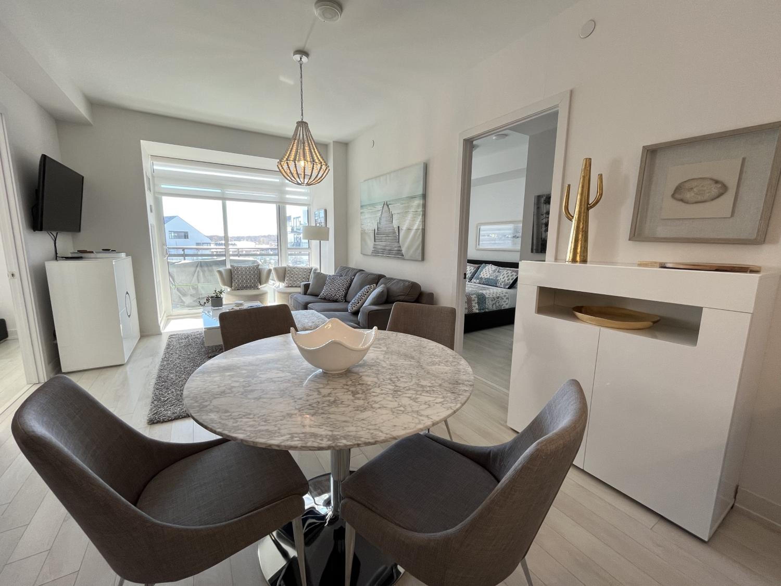 Stunning Stayz Luxury 2 King Suite at Friday Harbour Resort Marina Walk & Parking