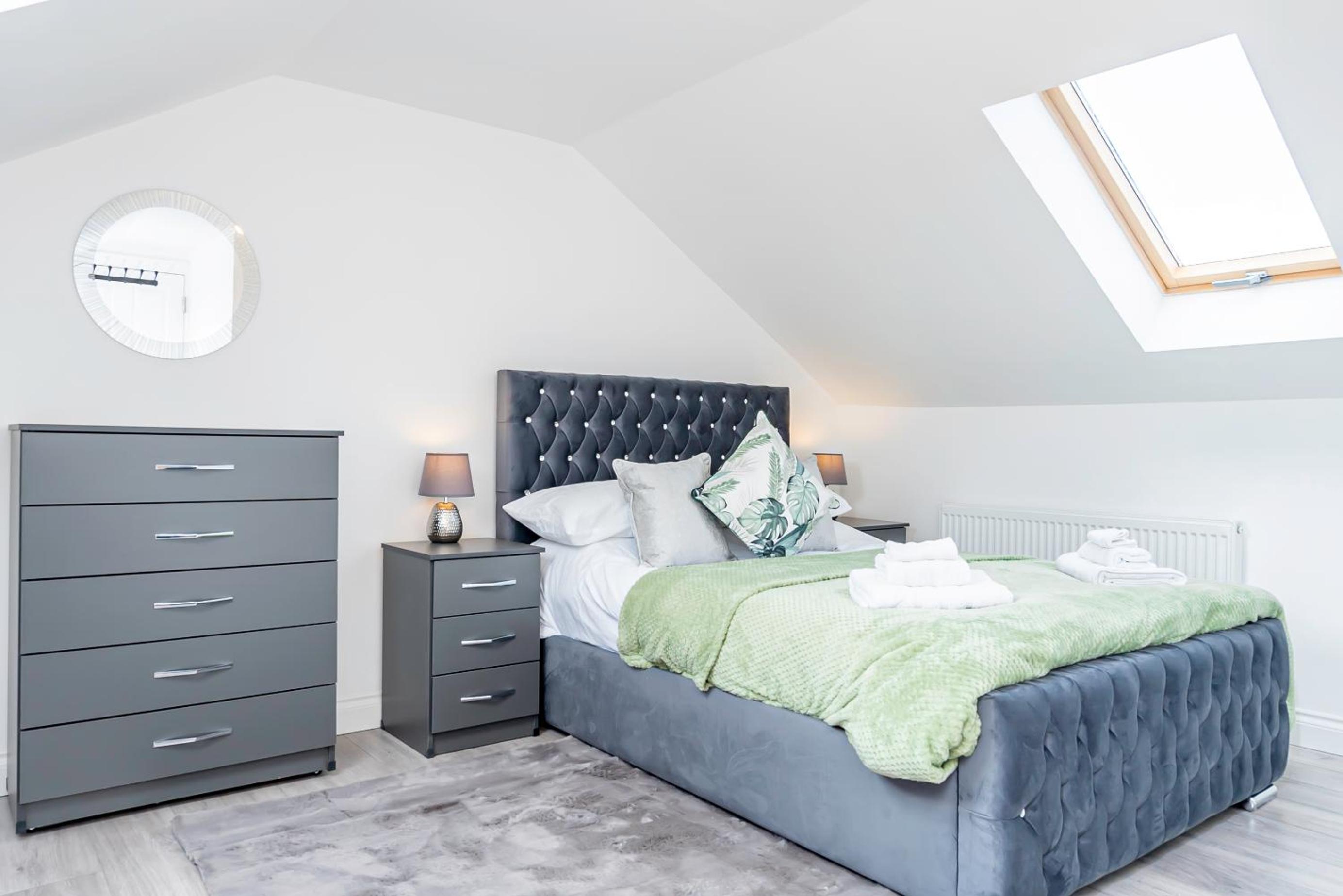 Luxury Holiday Home Free Parking By the Beach