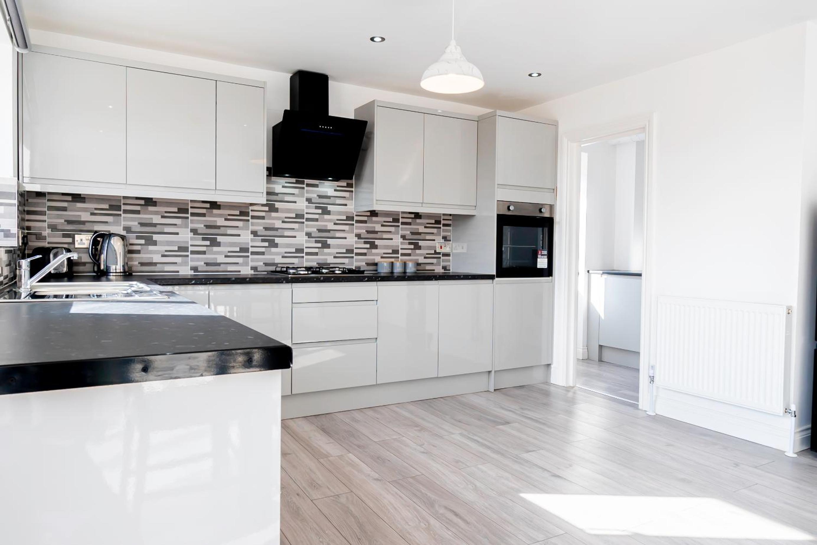 Luxury Holiday Home Free Parking By the Beach