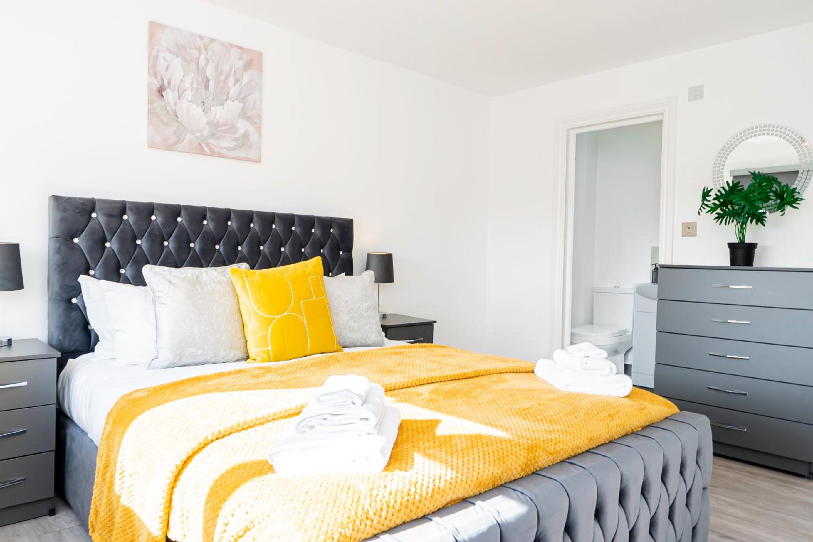 Luxury Holiday Home Free Parking By the Beach