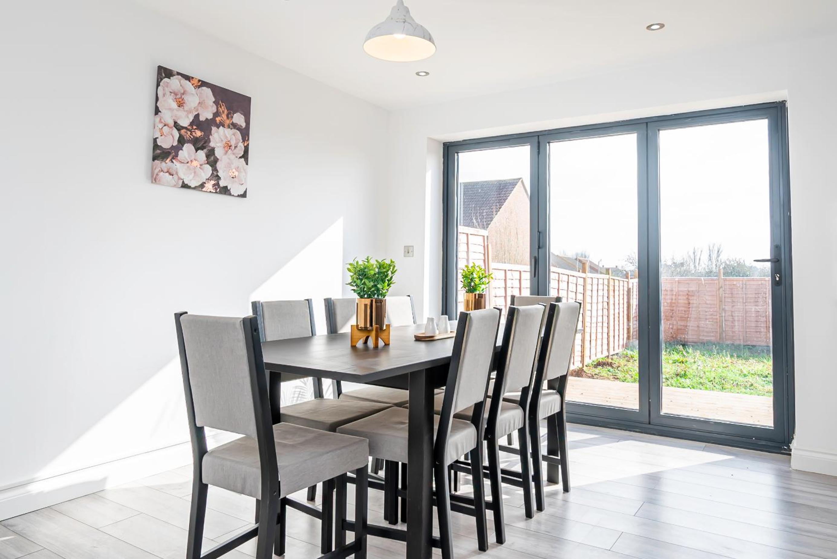 Luxury Holiday Home Free Parking By the Beach