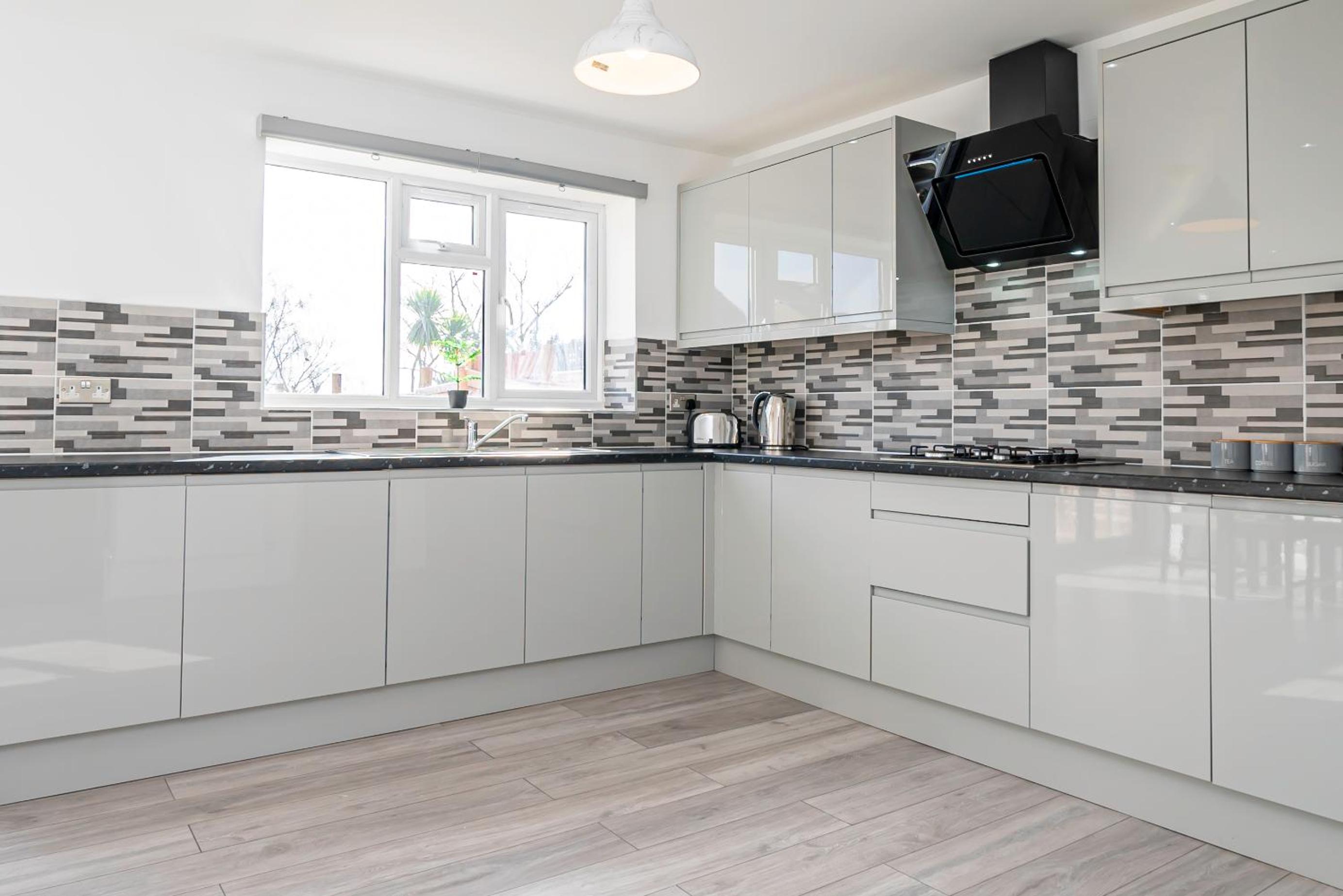 Luxury Holiday Home Free Parking By the Beach
