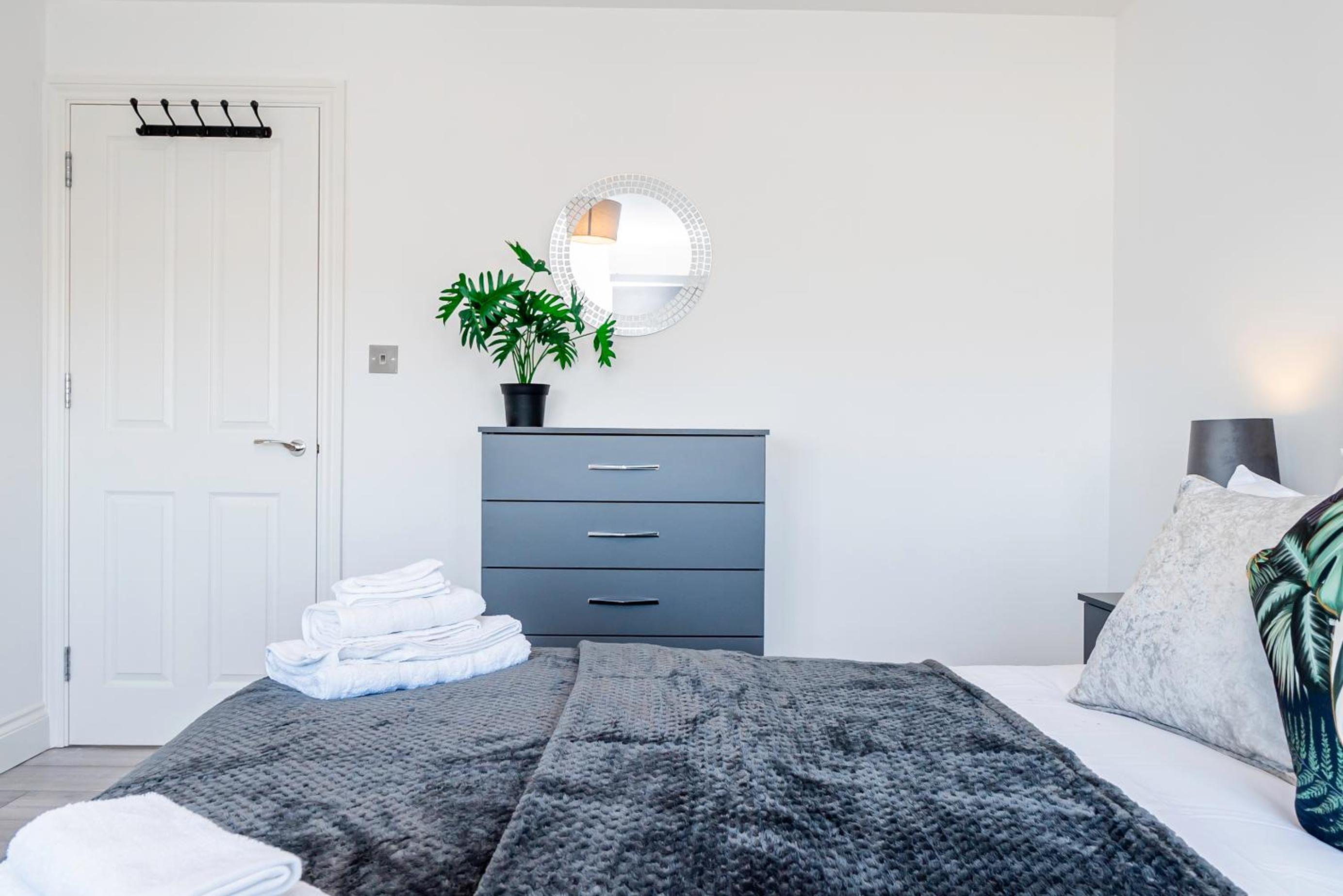Luxury Holiday Home Free Parking By the Beach