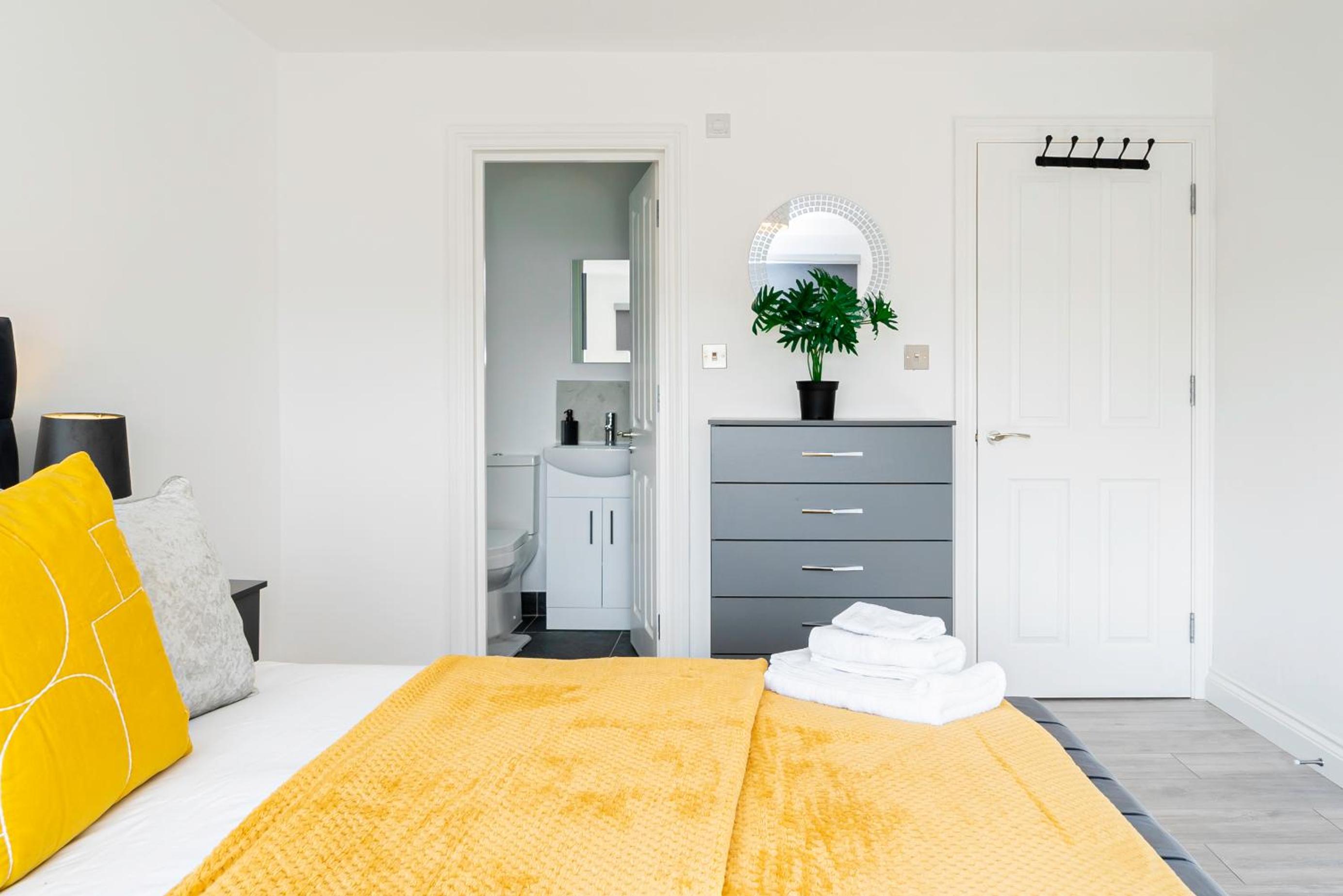 Luxury Holiday Home Free Parking By the Beach