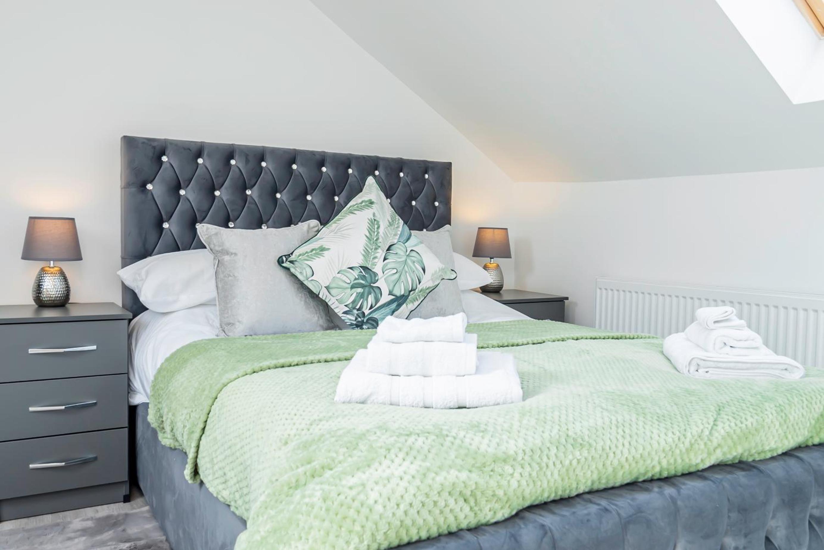 Luxury Holiday Home Free Parking By the Beach